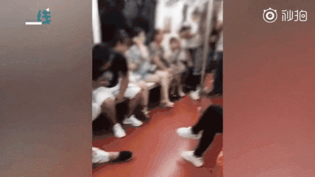 Nhìn thấy cụ ông bị thương ngồi quỵ trên tàu, cô gái chạy đến giúp đỡ nhưng chỉ 1 giây sau lại làm chuyện gây phẫn nộ tột cùng-2