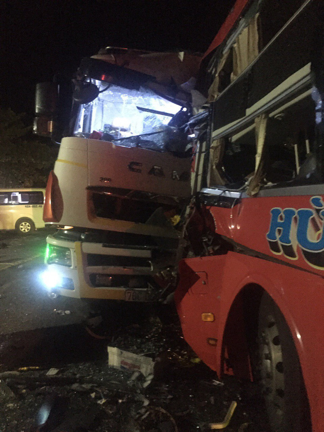 Vượt ẩu trong đêm, xe khách đâm xe tải khiến tài xế tử vong-1