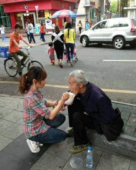 Nhìn thấy cụ ông bị thương ngồi quỵ trên tàu, cô gái chạy đến giúp đỡ nhưng chỉ 1 giây sau lại làm chuyện gây phẫn nộ tột cùng-5