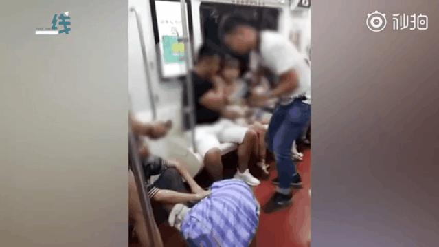 Nhìn thấy cụ ông bị thương ngồi quỵ trên tàu, cô gái chạy đến giúp đỡ nhưng chỉ 1 giây sau lại làm chuyện gây phẫn nộ tột cùng-4