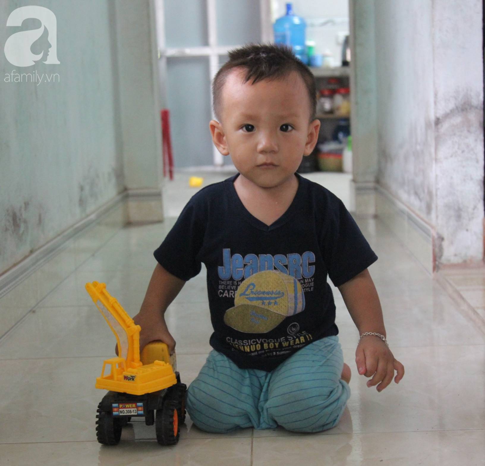 Vợ mất vì ung thư, ông bố trẻ gà trống một mình chạy vạy lo cơm ngày 3 bữa cho 5 đứa con thơ dại-2