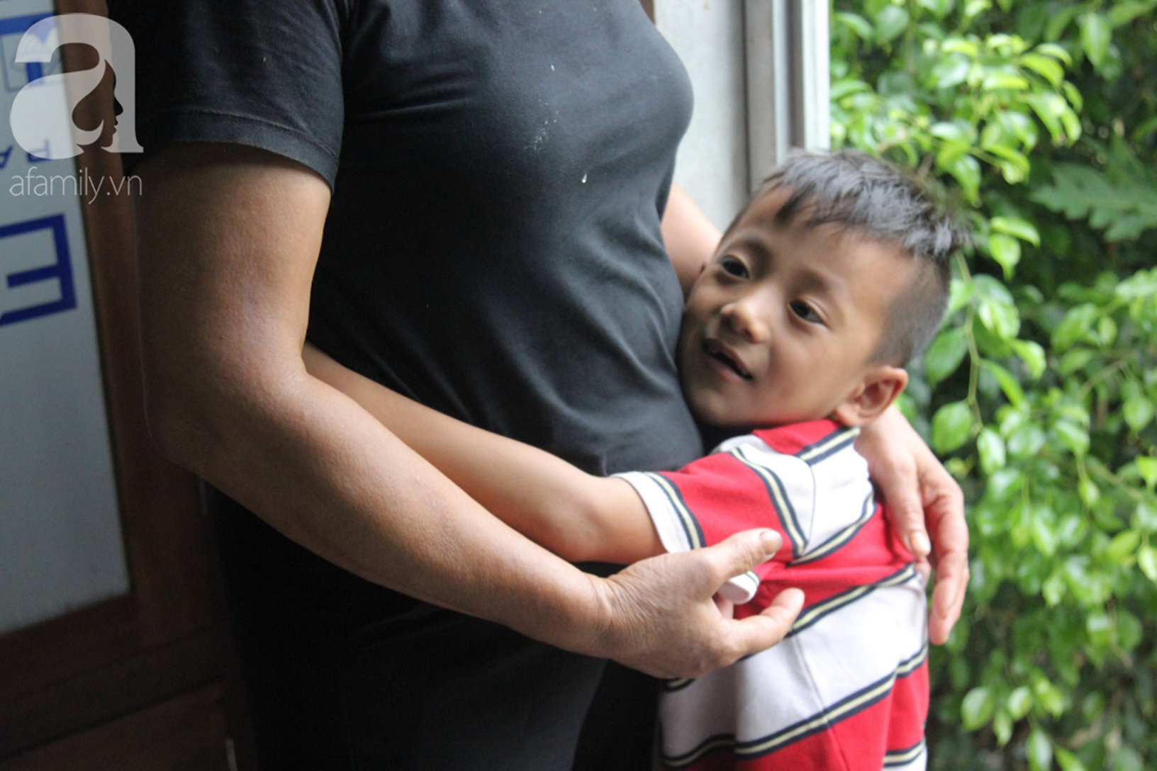 Vợ mất vì ung thư, ông bố trẻ gà trống một mình chạy vạy lo cơm ngày 3 bữa cho 5 đứa con thơ dại-9