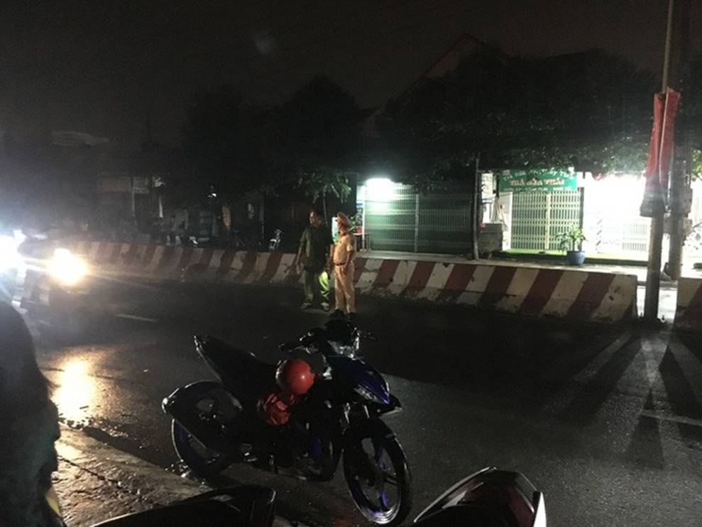 Đi bộ trong cơn mưa, người đàn ông bị tông chết thương tâm-1