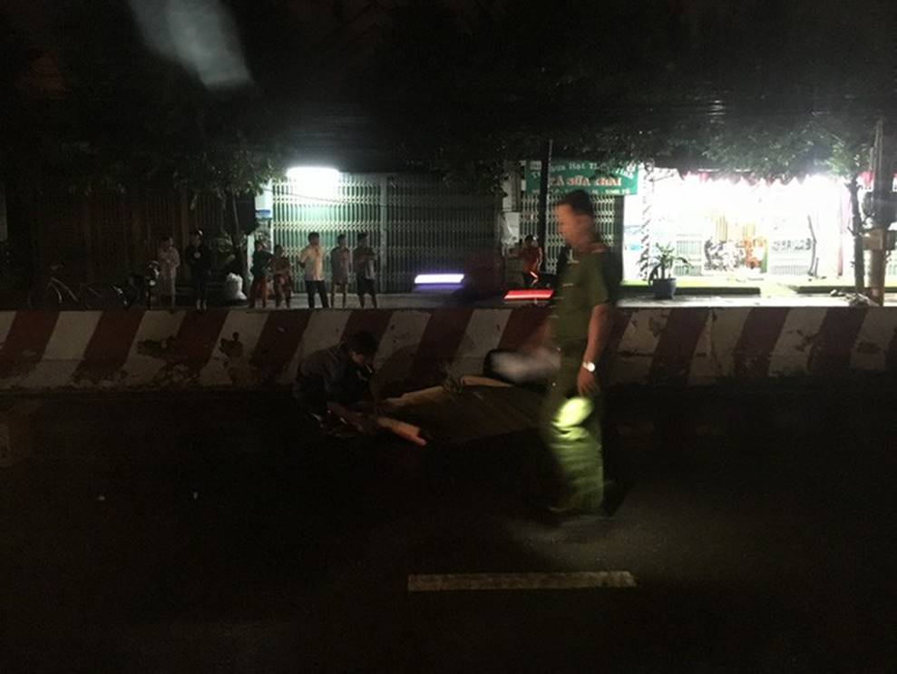 Đi bộ trong cơn mưa, người đàn ông bị tông chết thương tâm-2