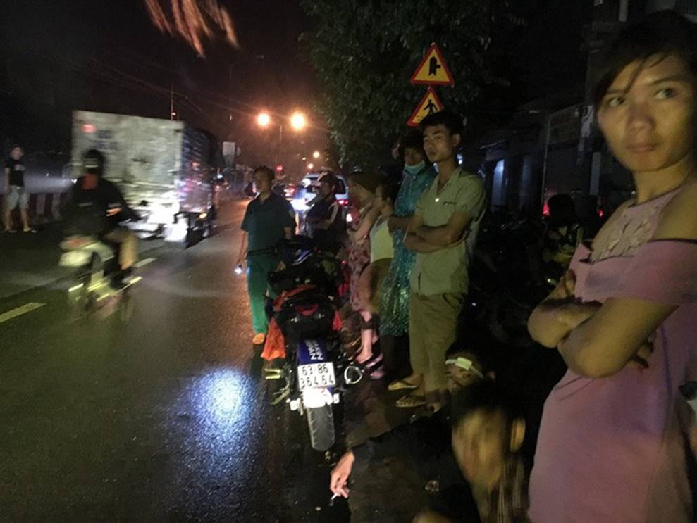 Đi bộ trong cơn mưa, người đàn ông bị tông chết thương tâm-3