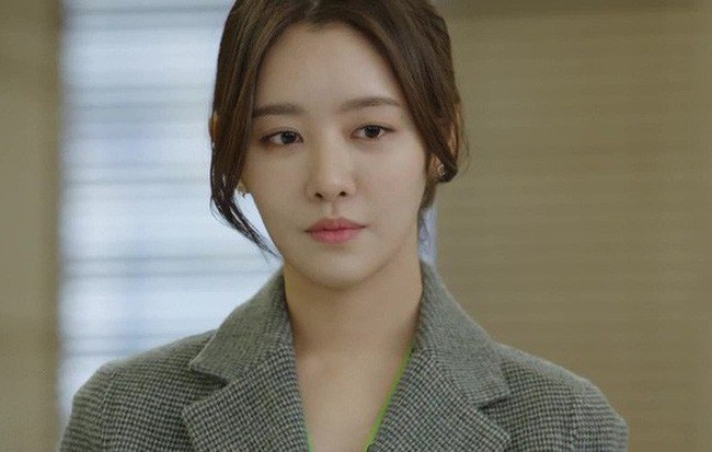 Vợ đi du lịch cùng công ty chồng, nửa đêm thấy chồng lén lút ra bãi biển và cảnh tượng kinh hoàng hé lộ bí mật chồng giấu kín từ lâu-2