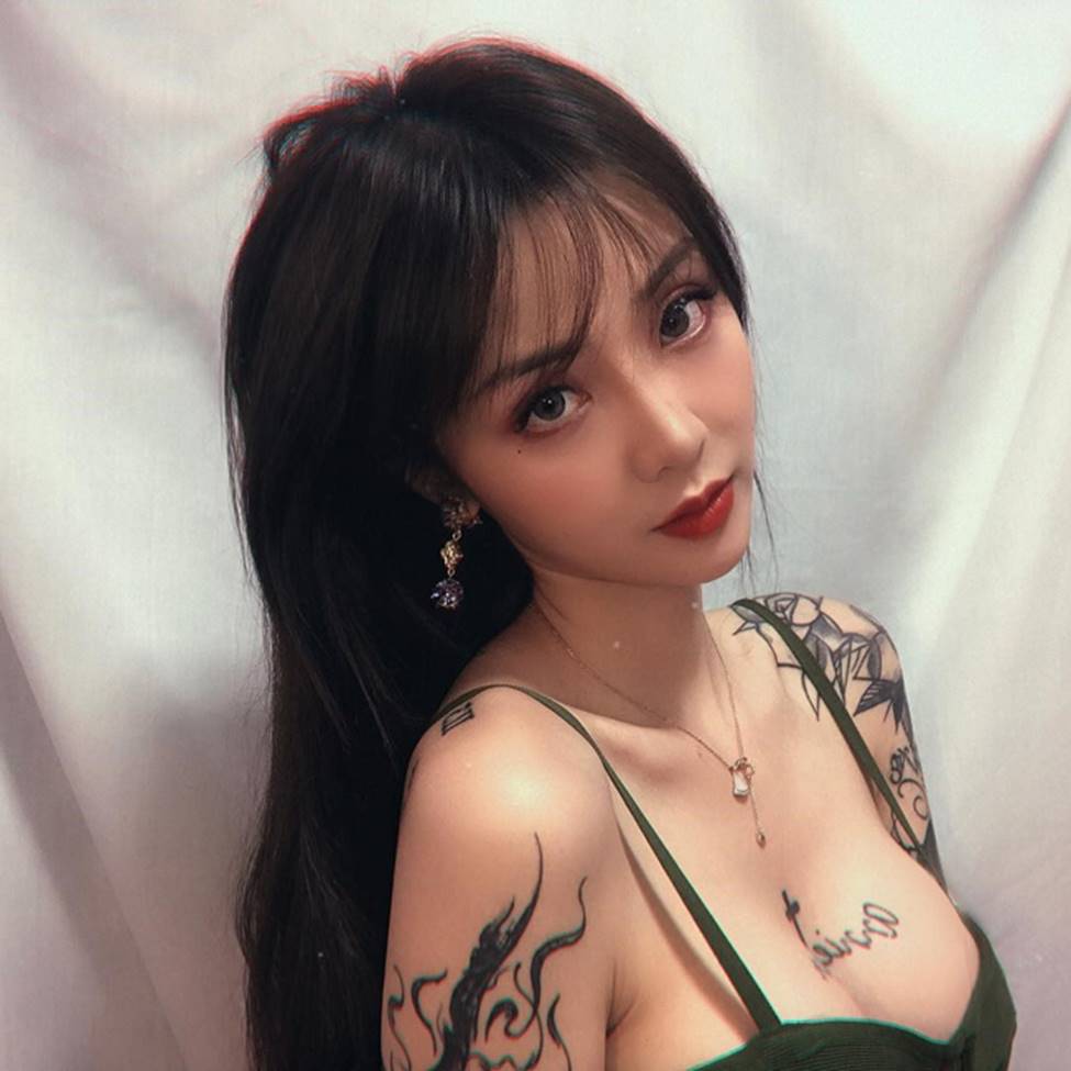 Ảnh đời thường bốc lửa của cô gái xăm trổ bị chụp trộm trong thang máy-2