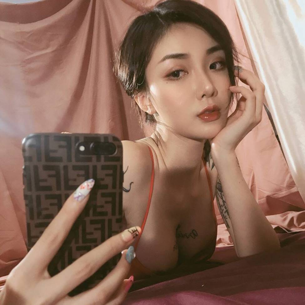 Ảnh đời thường bốc lửa của cô gái xăm trổ bị chụp trộm trong thang máy-5