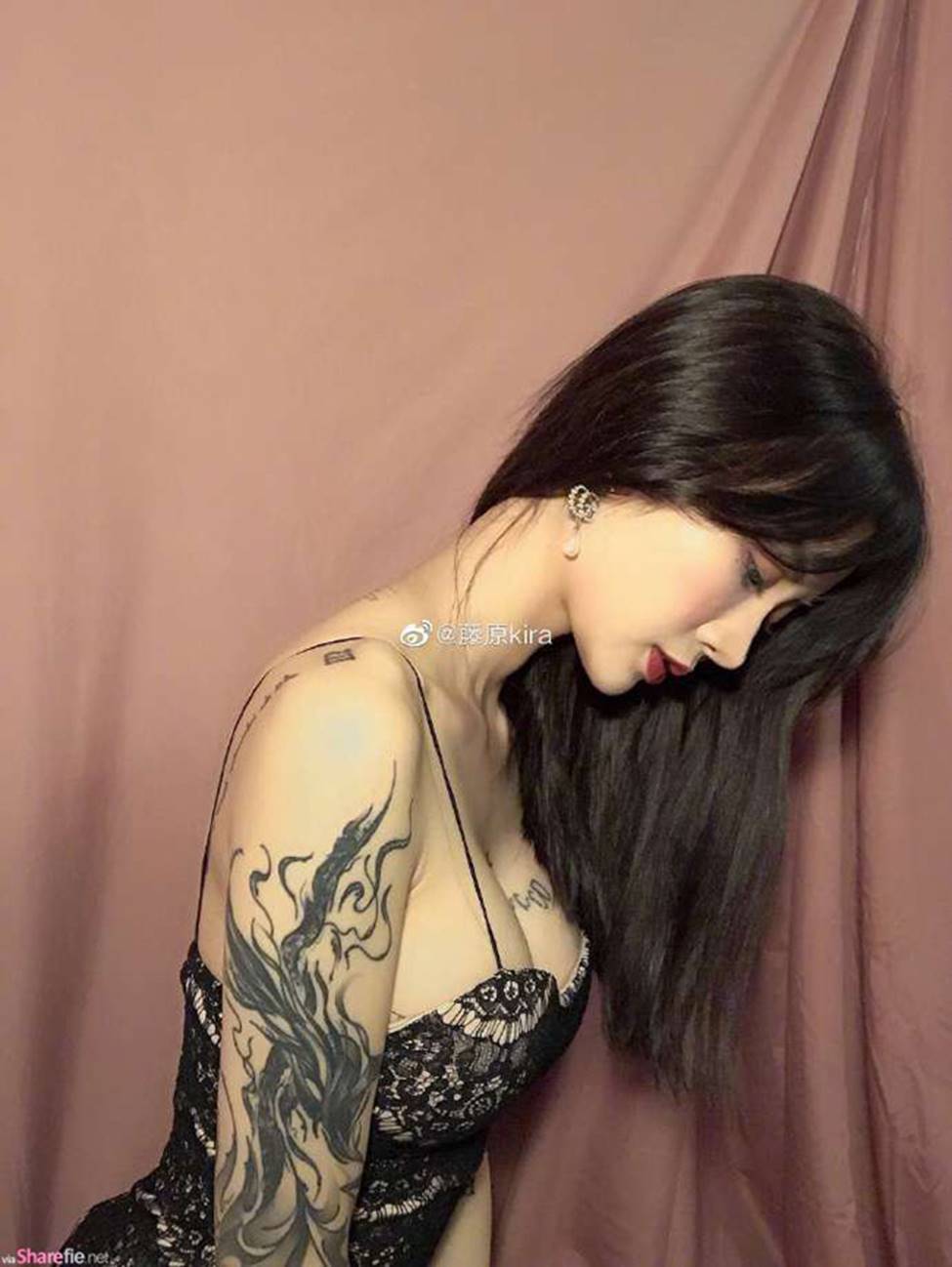 Ảnh đời thường bốc lửa của cô gái xăm trổ bị chụp trộm trong thang máy-12