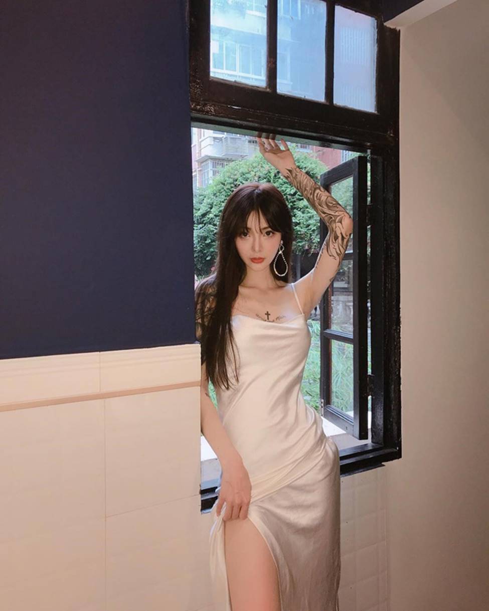 Ảnh đời thường bốc lửa của cô gái xăm trổ bị chụp trộm trong thang máy-14