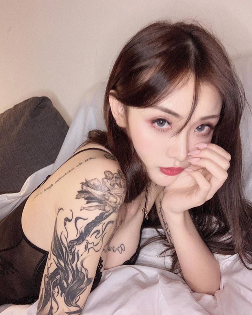 Ảnh đời thường bốc lửa của cô gái xăm trổ bị chụp trộm trong thang máy-16