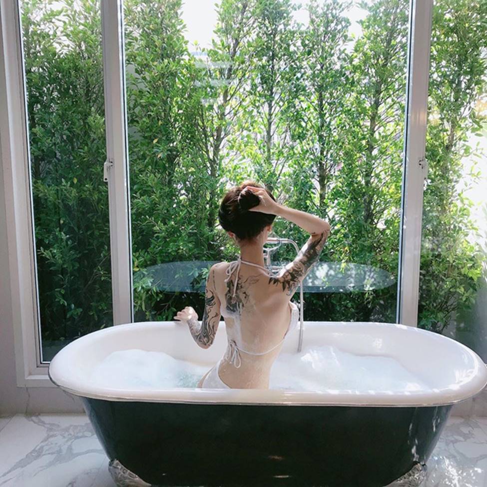 Ảnh đời thường bốc lửa của cô gái xăm trổ bị chụp trộm trong thang máy-17