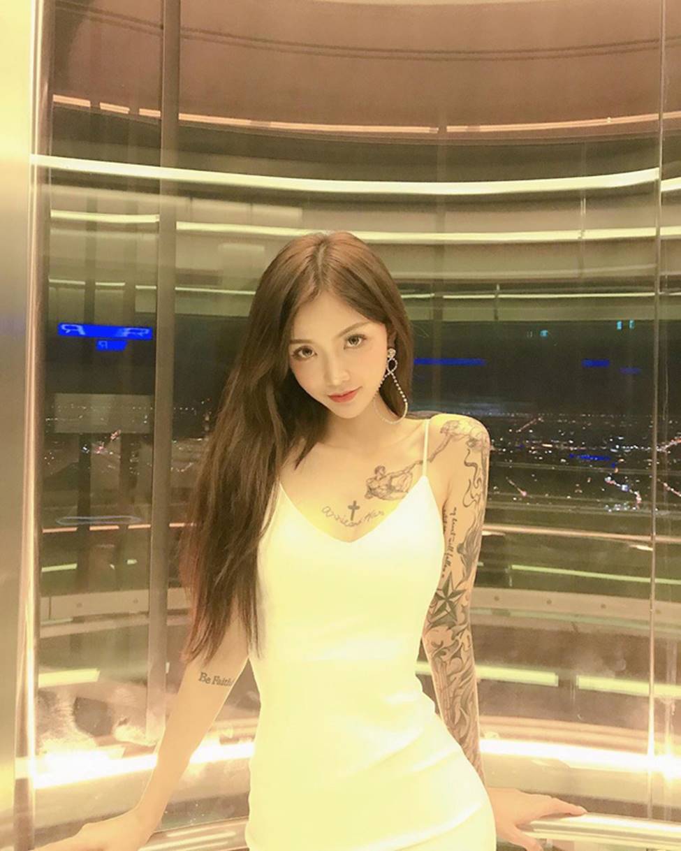 Ảnh đời thường bốc lửa của cô gái xăm trổ bị chụp trộm trong thang máy-18