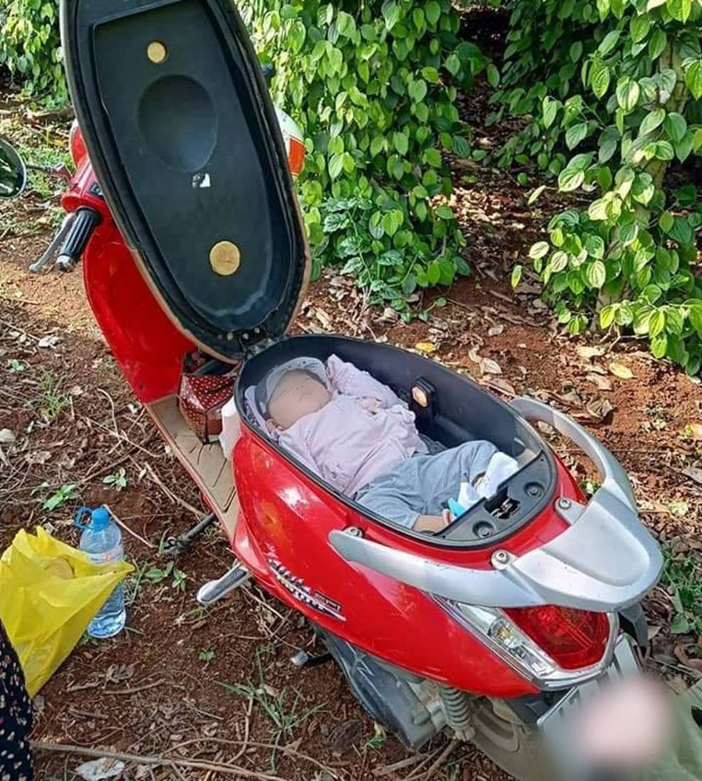 Hình ảnh em bé ngủ trong cốp xe máy khi theo bố mẹ đi rẫy, người khen dễ thương, người giật mình sợ nguy hiểm-2