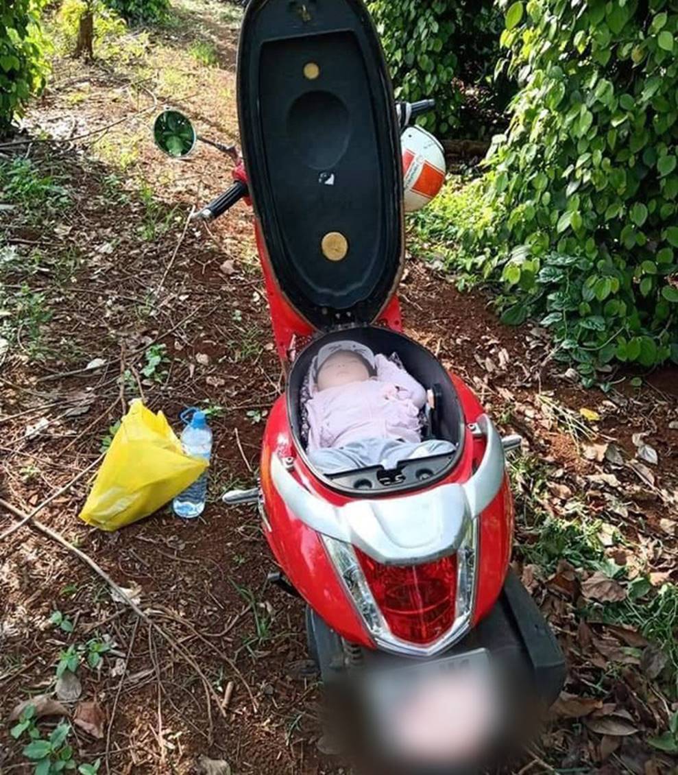 Hình ảnh em bé ngủ trong cốp xe máy khi theo bố mẹ đi rẫy, người khen dễ thương, người giật mình sợ nguy hiểm-3
