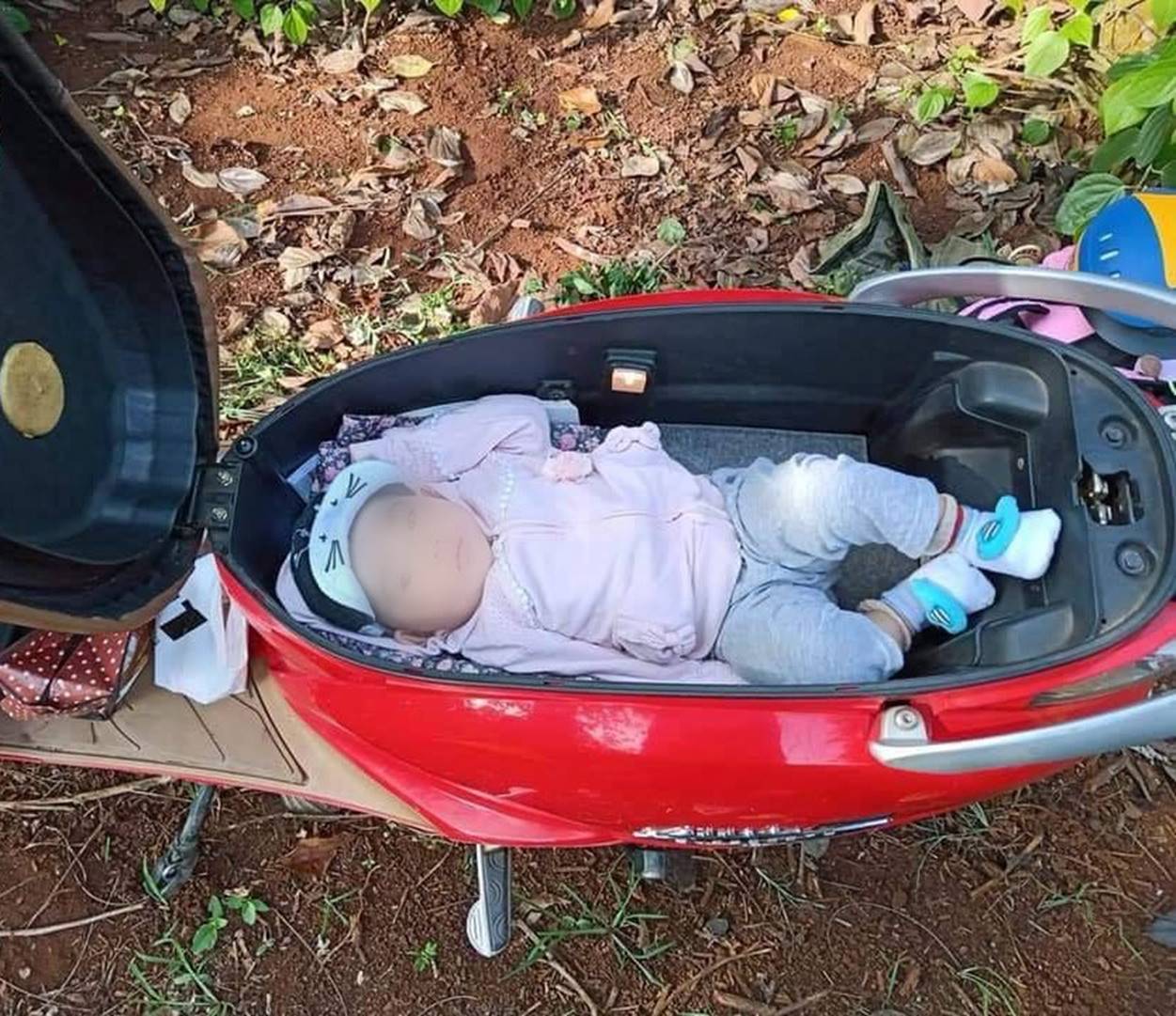 Hình ảnh em bé ngủ trong cốp xe máy khi theo bố mẹ đi rẫy, người khen dễ thương, người giật mình sợ nguy hiểm-4