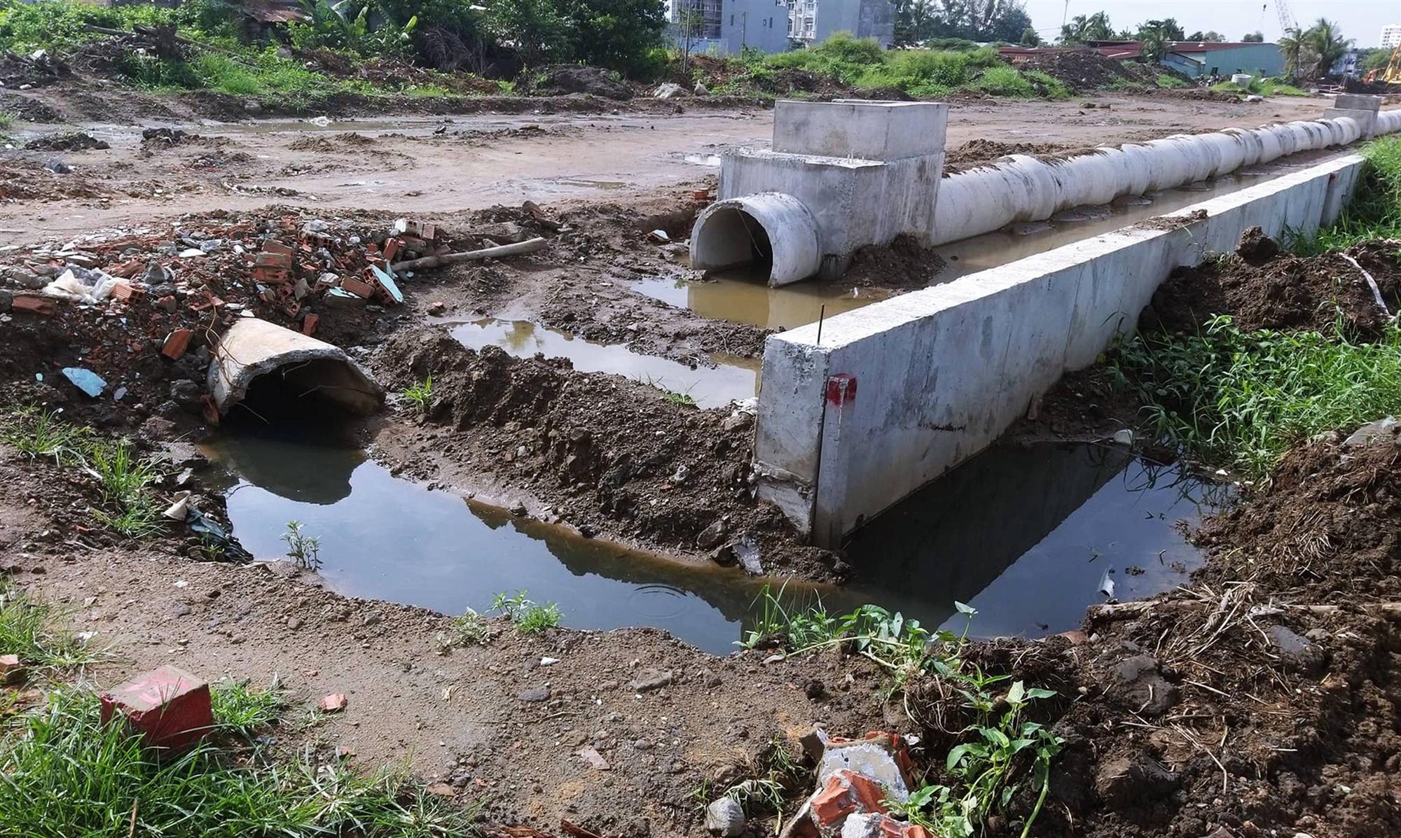 Vụ 2 cháu bé bị điện giật chết ở Sài Gòn: Công trình thi công cả năm nhưng không có rào chắn, để rồi xảy ra sự việc thương tâm quá-3