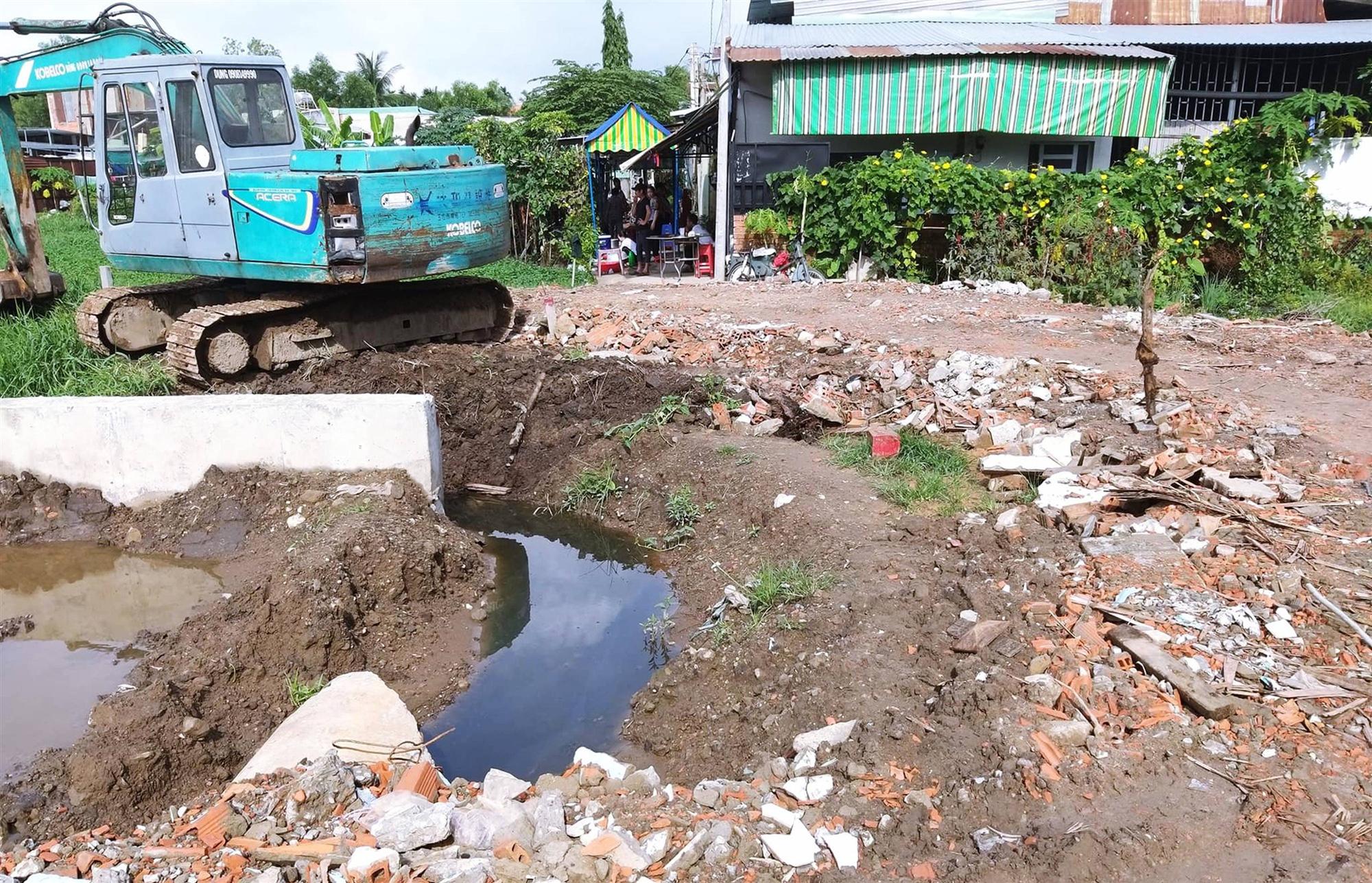 Vụ 2 cháu bé bị điện giật chết ở Sài Gòn: Công trình thi công cả năm nhưng không có rào chắn, để rồi xảy ra sự việc thương tâm quá-5