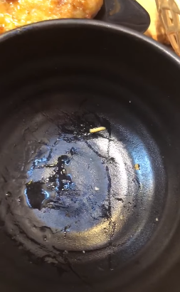 Đến cửa hàng có tiếng ăn gà, chàng trai điếng người khi thấy giòi bò bên trong, nhưng lời giải thích của chủ quán còn sốc hơn-3