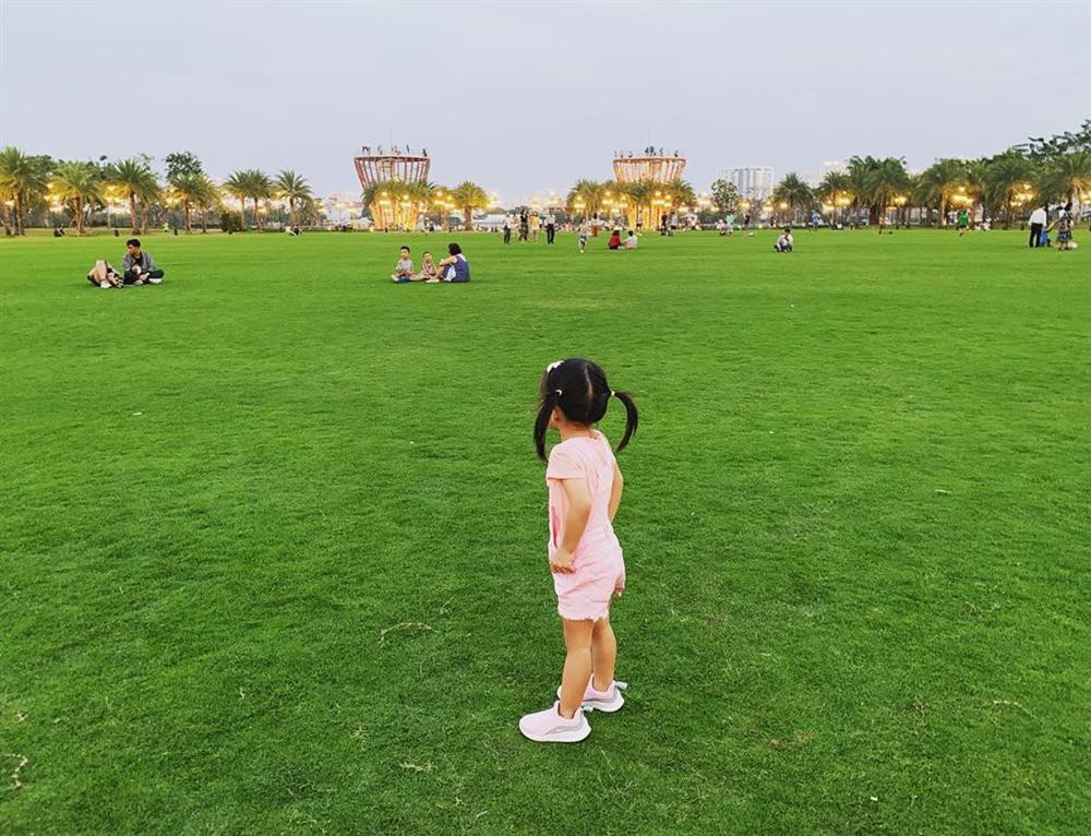 Nhóc tỳ nhà Hà Tăng với style đối lập: Con gái có tủ đồ toàn hồng, con trai chỉ diện đồ đen trắng tối giản-6