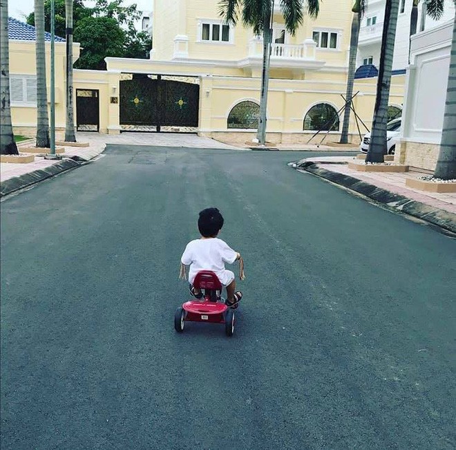 Nhóc tỳ nhà Hà Tăng với style đối lập: Con gái có tủ đồ toàn hồng, con trai chỉ diện đồ đen trắng tối giản-11