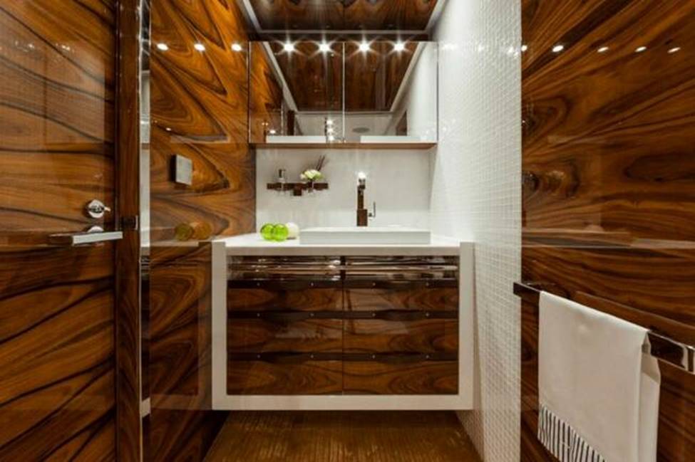 Vẻ đẹp sang chảnh và xa hoa của siêu du thuyền hàng đầu thế giới của vua Kungfu-16