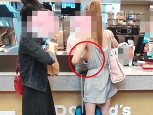Diện đồ buông lơi xẻ bạo nhưng không áo ngực, cô gái lồ lộ vòng một gây 