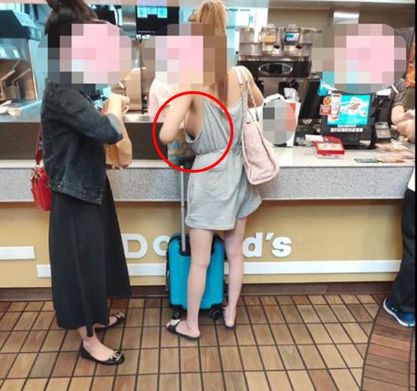 Diện đồ buông lơi xẻ bạo nhưng không áo ngực, cô gái lồ lộ vòng một gây nóng mắt-1