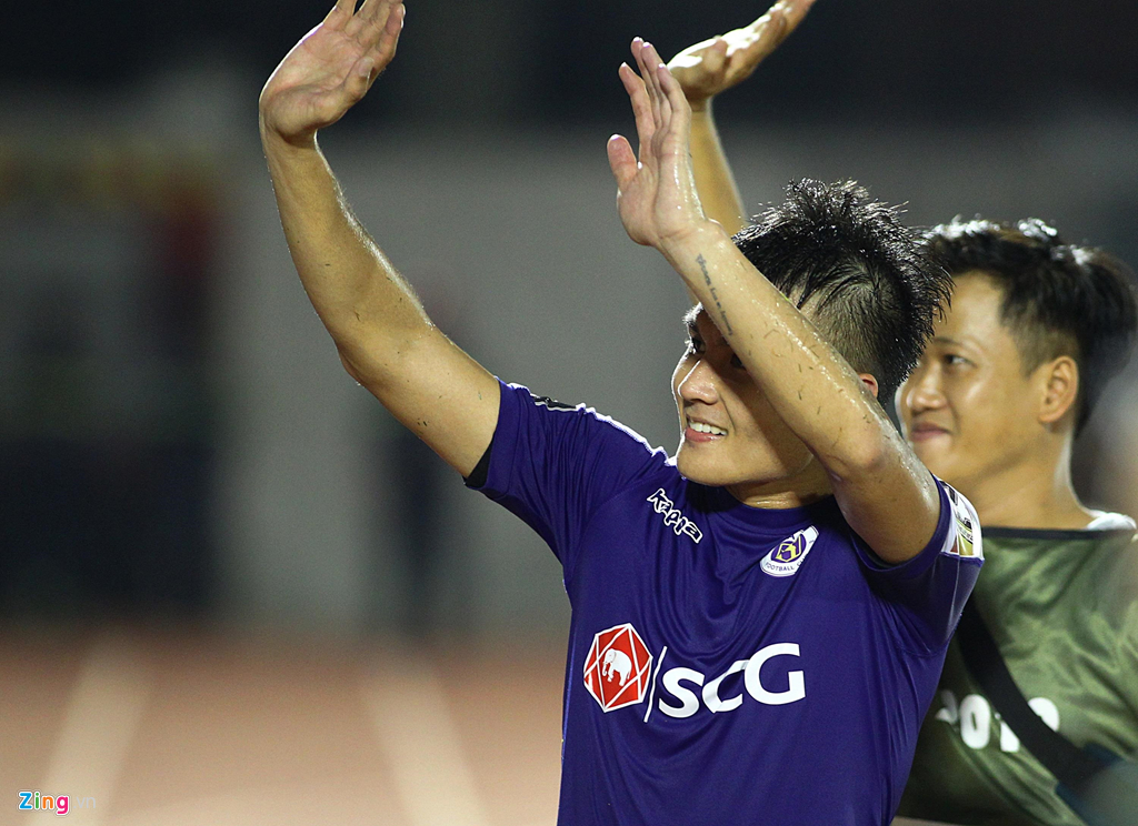 Quang Hải ăn mừng khó hiểu sau khi được tung vào sân bất đắc dĩ-8