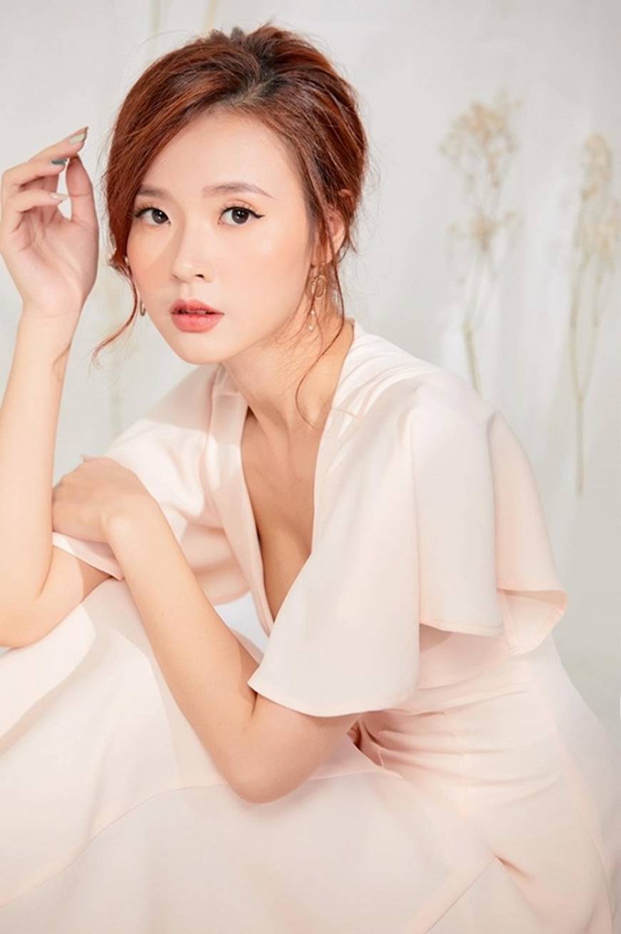 Đăng loạt ảnh với biểu cảm, phong thái nhẹ nhàng Midu vẫn đầy sức hút-1