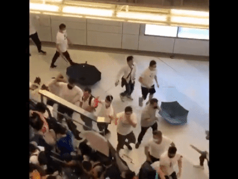 Giây phút kinh hoàng khi côn đồ áo trắng đánh người biểu tình ở HK