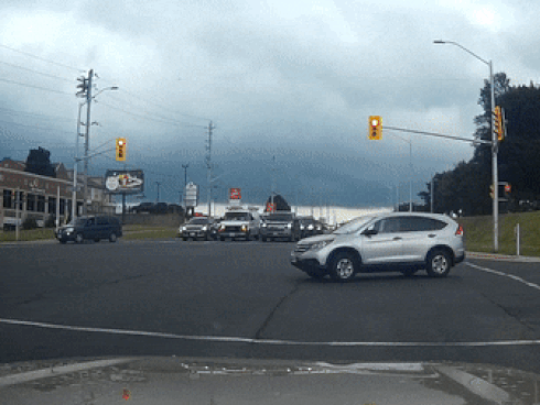 Giữa trời mưa lớn vượt đèn đỏ, người phụ nữ đi xe máy bị taxi đâm hất văng xuống đường-1