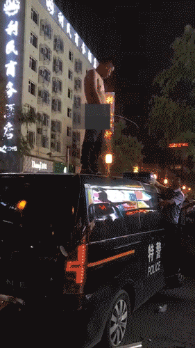 Ăn xong không chịu trả tiền, thanh niên say xỉn còn nhảy lên nóc xe cảnh sát làm loạn-3