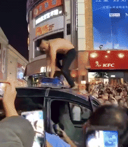 Ăn xong không chịu trả tiền, thanh niên say xỉn còn nhảy lên nóc xe cảnh sát làm loạn-2