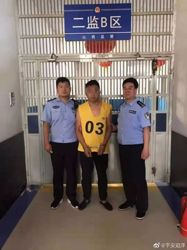 Ăn xong không chịu trả tiền, thanh niên say xỉn còn nhảy lên nóc xe cảnh sát làm loạn-4