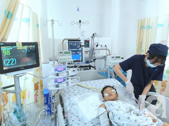 Mẹ bận làm việc nhà, bé trai 5 tuổi ra lan can chơi thì rớt từ tầng 12 xuống đất nguy kịch-1