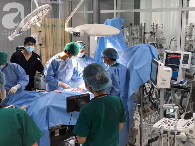 Mẹ bận làm việc nhà, bé trai 5 tuổi ra lan can chơi thì rớt từ tầng 12 xuống đất nguy kịch-2