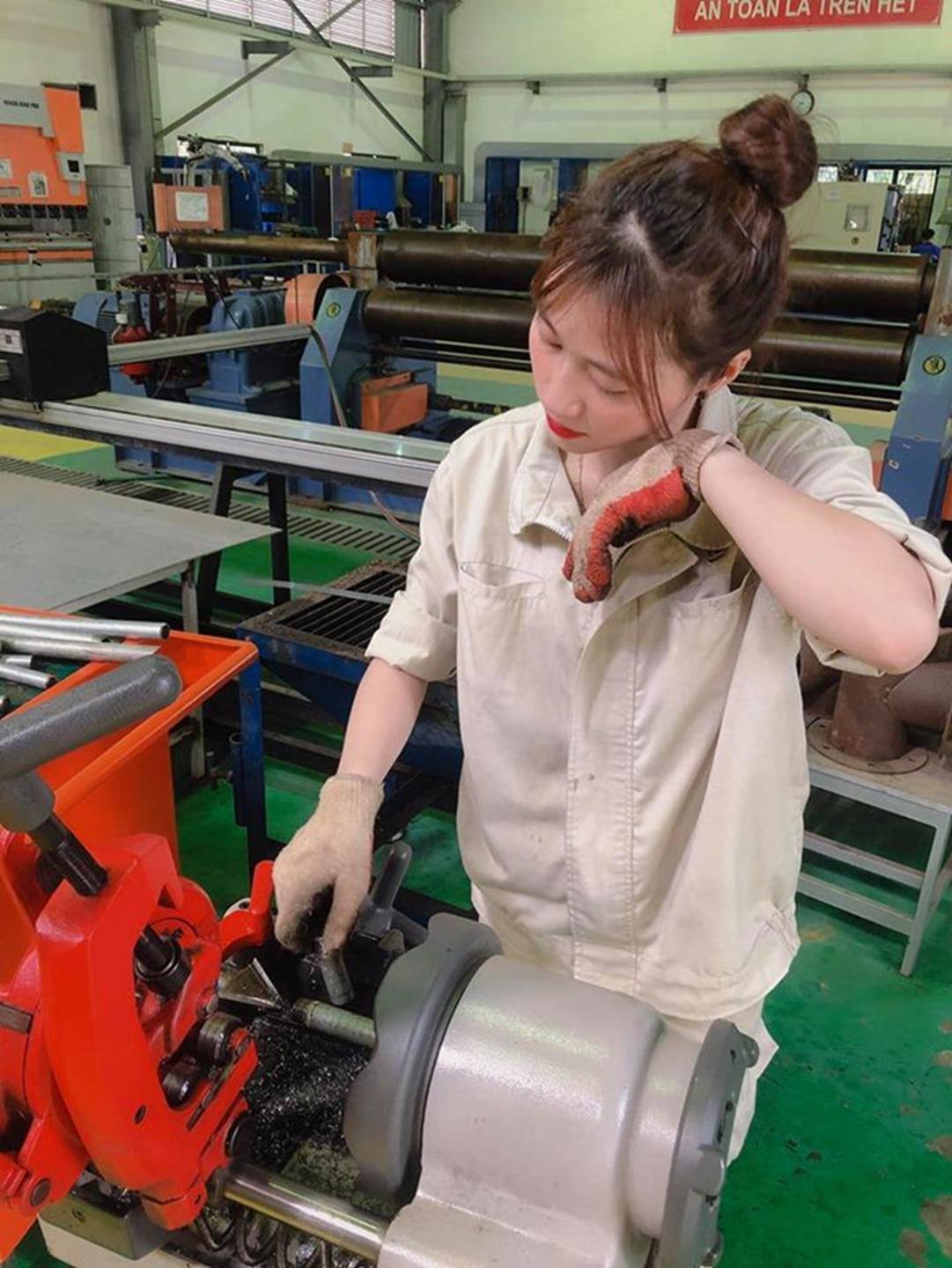 Nữ sinh trường kỹ thuật được gọi là động lực tới trường của hội anh em-2