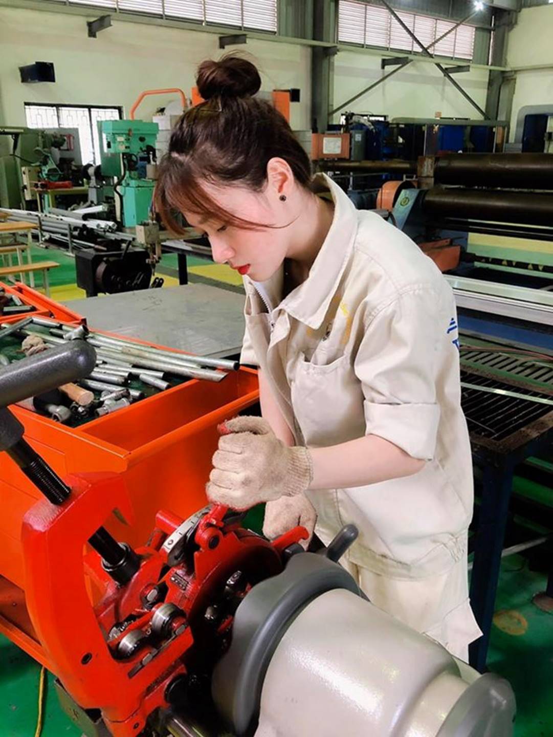 Nữ sinh trường kỹ thuật được gọi là động lực tới trường của hội anh em-3