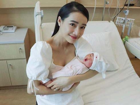 Nhã Phương diện váy quây khoe ngực nở eo thon nhưng lại lộ 2 chi tiết sến súa và o ép cơ thể-8