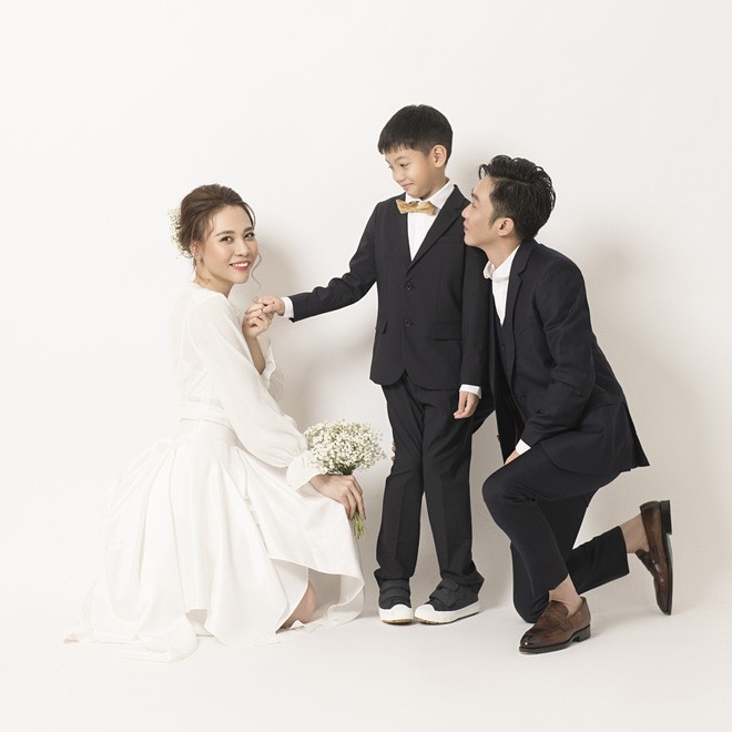 Cường Đôla hôn vợ say đắm trong loạt ảnh cưới mới, bé Subeo thân thiết nắm tay mẹ kế-1