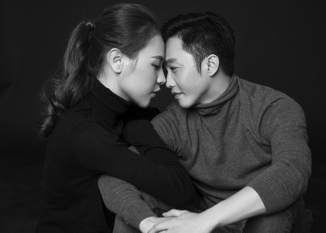 Cường Đôla hôn vợ say đắm trong loạt ảnh cưới mới, bé Subeo thân thiết nắm tay mẹ kế-11