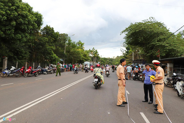 Taxi Vinasun vượt ẩu tông xe máy làm 2 bà cháu thiệt mạng-1