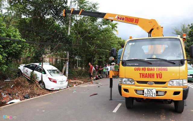 Taxi Vinasun vượt ẩu tông xe máy làm 2 bà cháu thiệt mạng-7