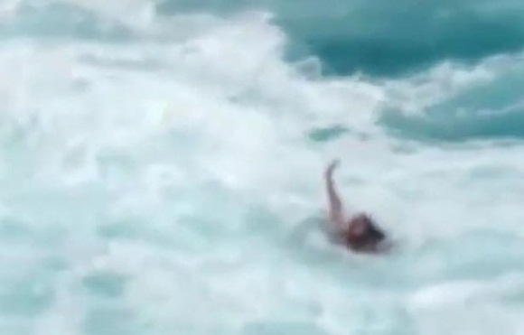 Khoảnh khắc thót tim: Bất chấp cảnh báo, cặp đôi vô tư chụp ảnh trên vách đá rồi bị sóng đánh sấp mặt, chới với dưới nước kêu cứu-4