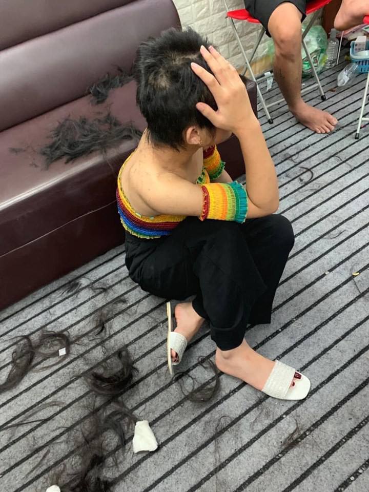 Xôn xao hình ảnh thiếu nữ 15 tuổi bị đánh ghen dã man, cắt trụi tóc do ngoại tình với chồng sếp-4