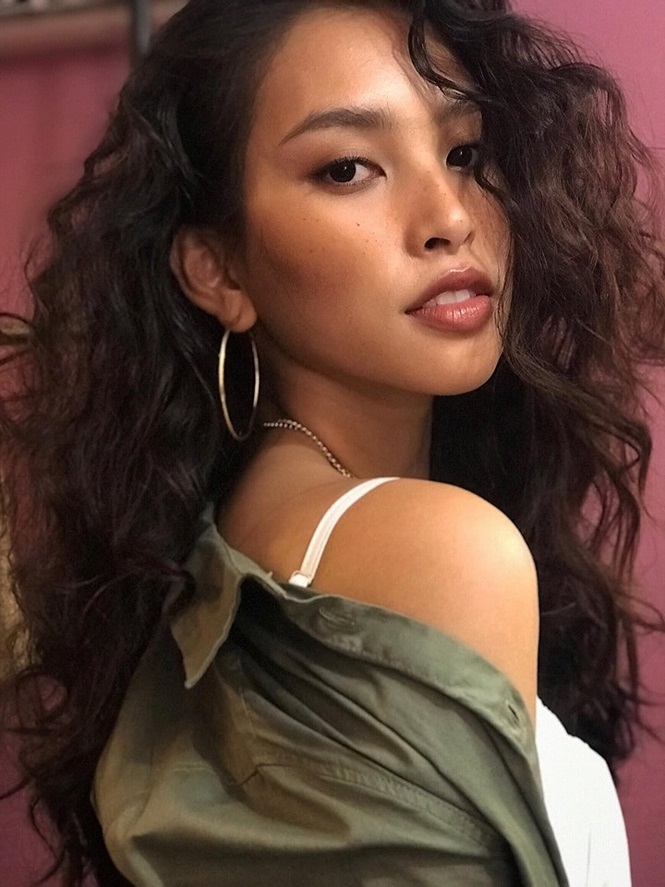 Hoa hậu Tiểu Vy gây bất ngờ với style tóc xù gợi cảm đầy cá tính-1