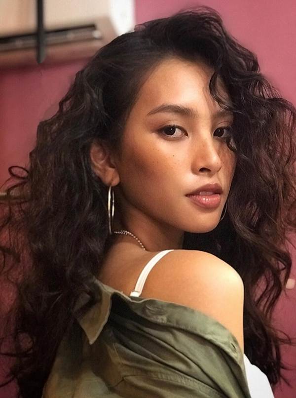 Hoa hậu Tiểu Vy gây bất ngờ với style tóc xù gợi cảm đầy cá tính-2