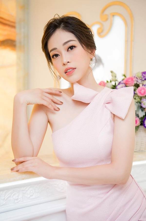 Hoa hậu Tiểu Vy gây bất ngờ với style tóc xù gợi cảm đầy cá tính-12