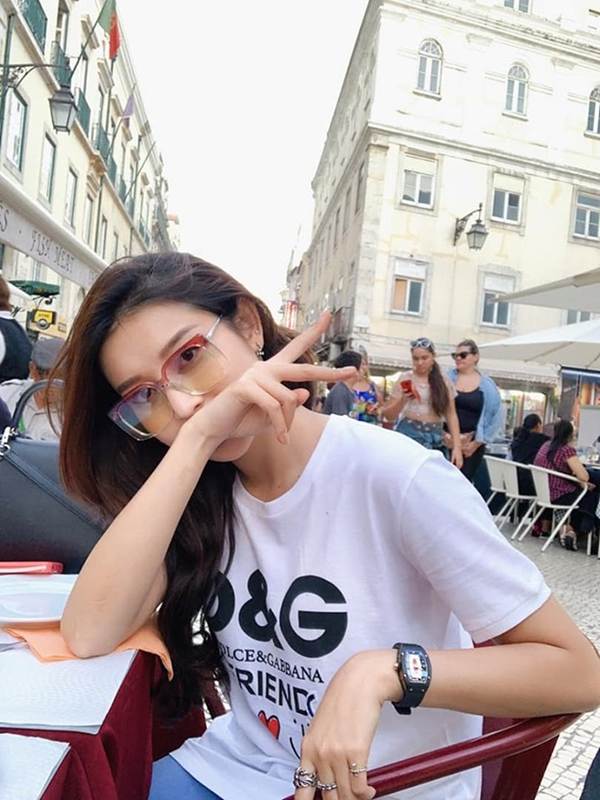 Hoa hậu Tiểu Vy gây bất ngờ với style tóc xù gợi cảm đầy cá tính-14